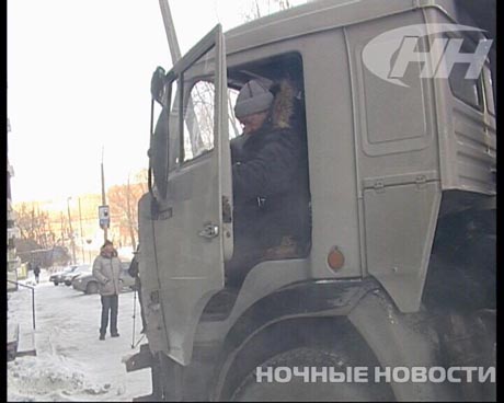 На «автопилоте». В Екатеринбурге неуправляемый КАМАЗ протаранил две машины и врезался в жилой дом (ФОТО)